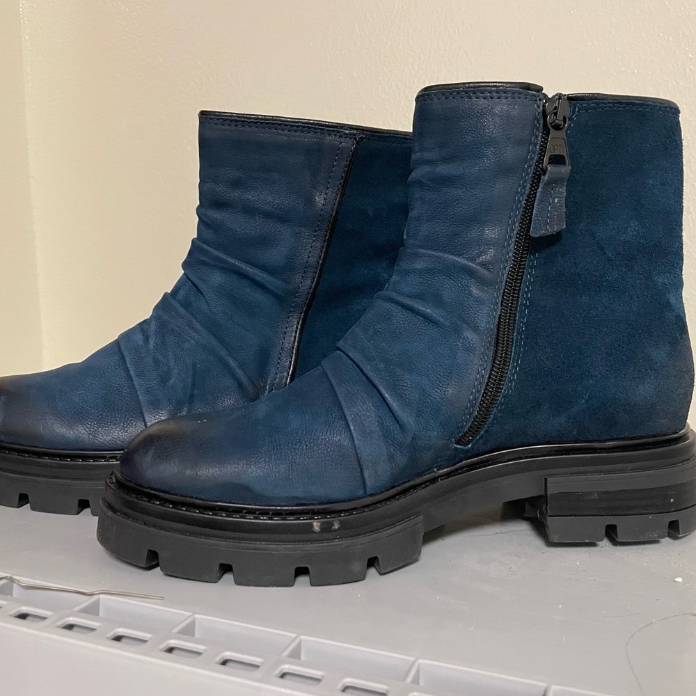 Miz Mooz Women's Blue Leather Ankle Boots. Sz 37